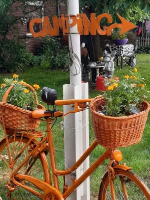 De vrolijke ingang tot de minicamping in Noord-Brabant